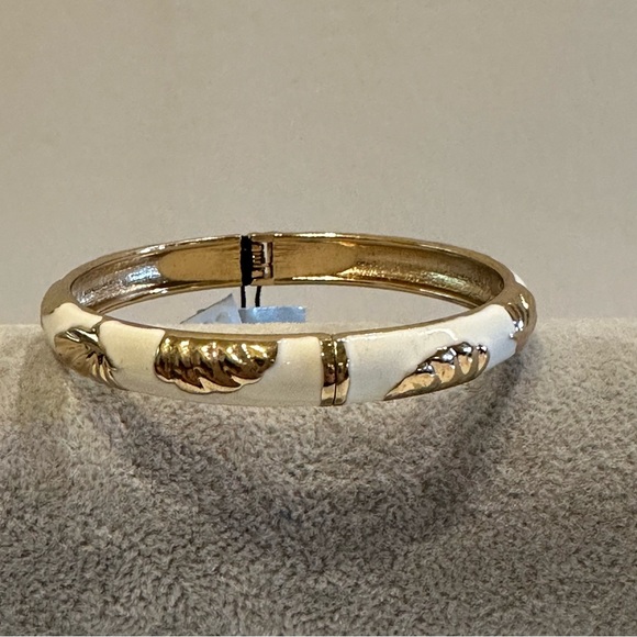 NWT Sequin by Nordstrom Clamper Bangle Bracelet white enamel, gold tone seashell - Picture 4 of 13